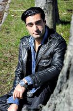 Mangesidig. Ud over sit omfattende virke som samfundsdebattør - og -revser - er Farshad Kholghi også skuespiller. Om kort tid kan man opleve ham i årets Århus Revy. 