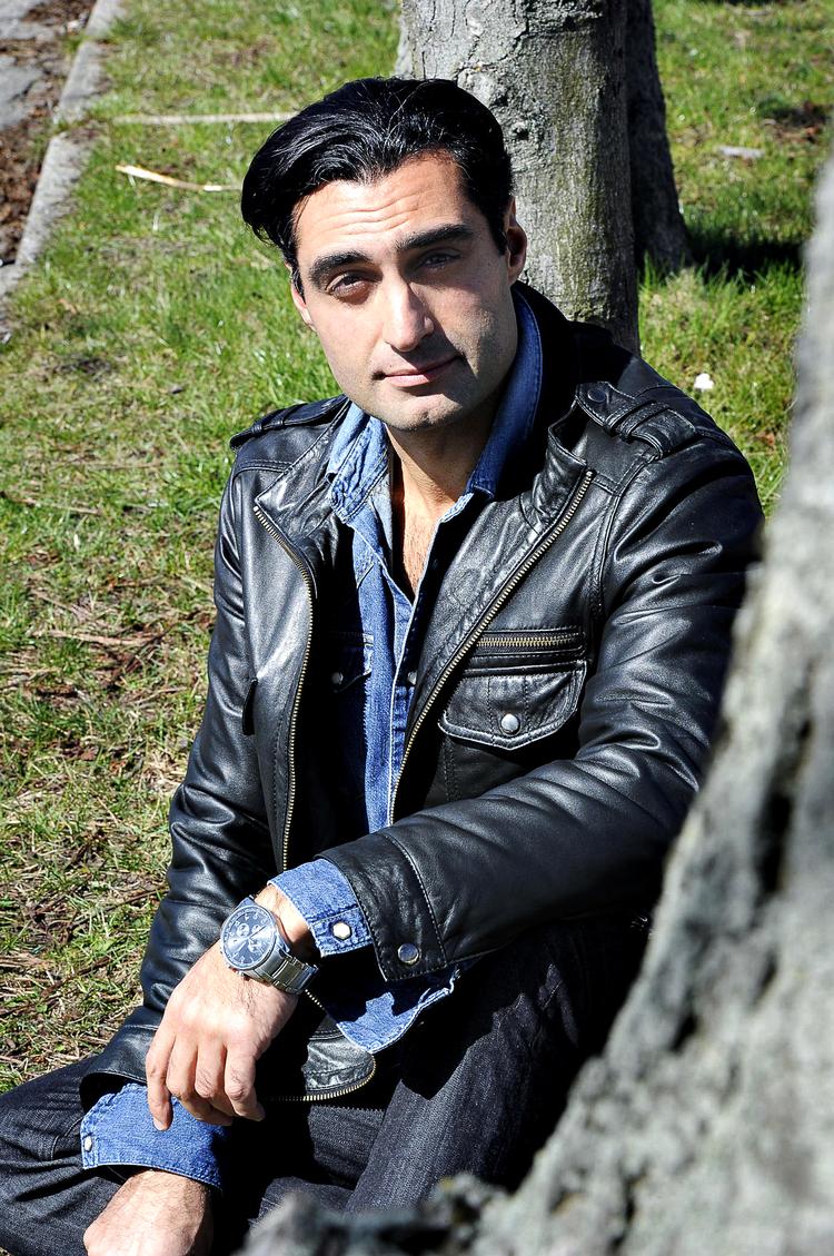 Mangesidig. Ud over sit omfattende virke som samfundsdebattør - og -revser - er Farshad Kholghi også skuespiller. Om kort tid kan man opleve ham i årets Århus Revy. 