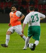 arabisk. Diego Maradona leverer ikke længere magi på banen, men argentineren triller fortsat med i velgørenhedskampe som denne i Grozny 12. maj. 