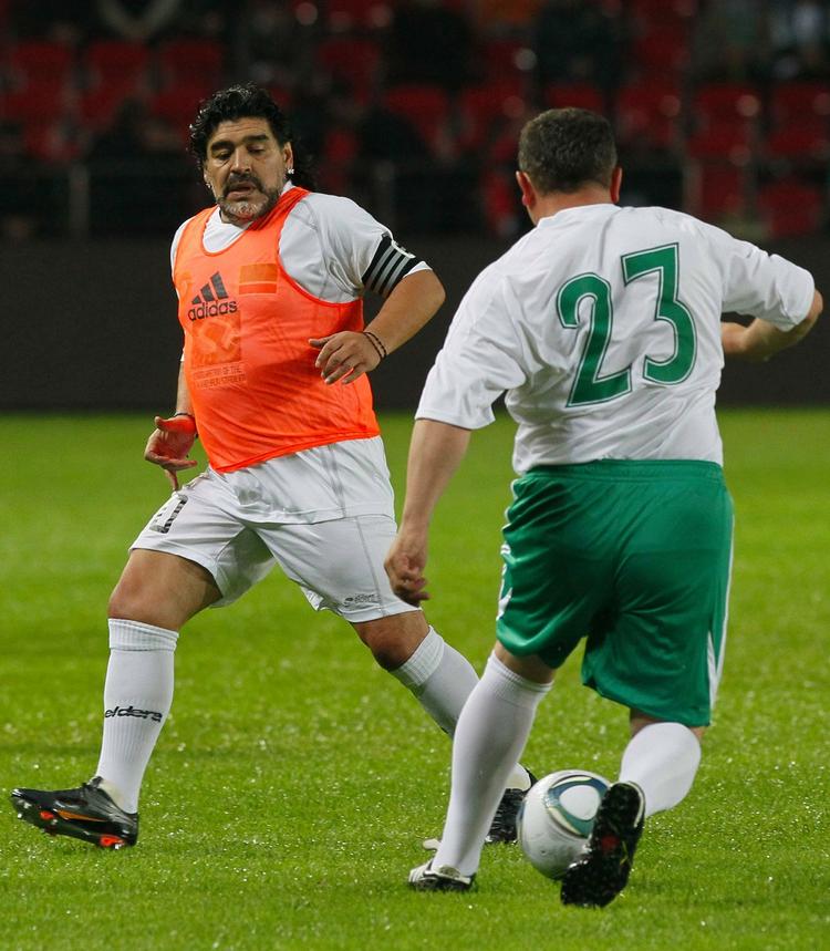 arabisk. Diego Maradona leverer ikke længere magi på banen, men argentineren triller fortsat med i velgørenhedskampe som denne i Grozny 12. maj. 