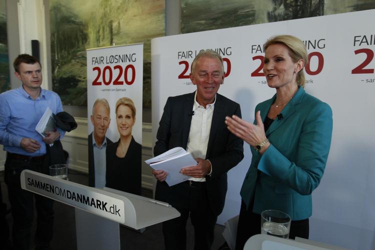 Løfte. Villy Søvndal og Helle Thorning-Schmidt vil opgive at få danskerne til at arbejde 12 minutter mere, hvis et flertal i Folketinget fastholder udhulingen af efterlønnen efter valget. 
