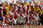 tabt. Inden mesterskabsfesten blev våd har danske Christian Eriksen her godt fat i trofæet, som Ajax vandt efter sejr mod Twente. 