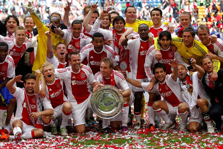 tabt. Inden mesterskabsfesten blev våd har danske Christian Eriksen her godt fat i trofæet, som Ajax vandt efter sejr mod Twente. 