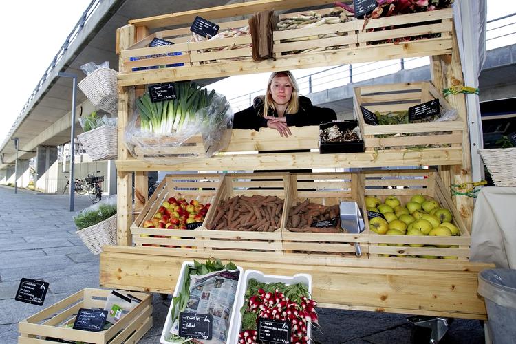 Gourmetgrønt. Mette Helbæk bor selv i Ørestad, men opgiver efter kun to uger at drive sin lille gårdbutik i den forblæste bydel. 
