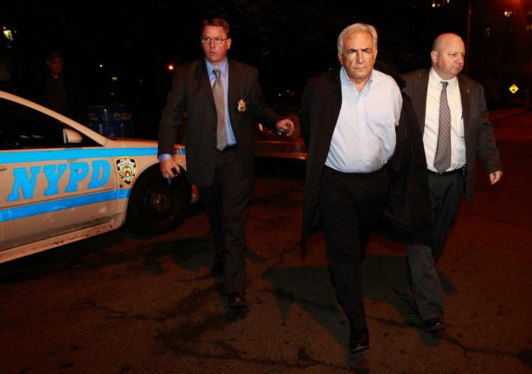 Anholdt. Strauss-Kahn bringes til retten af to politifolk. 