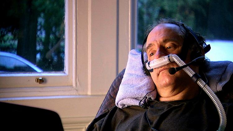 Dødssyg. 59-årige Craigh Ewert døde på tv i britisk dokumentar om 'selvmordsturisme', hvor dødssyge mennesker rejser til Scweiz for at få aktiv dødshjælp. 