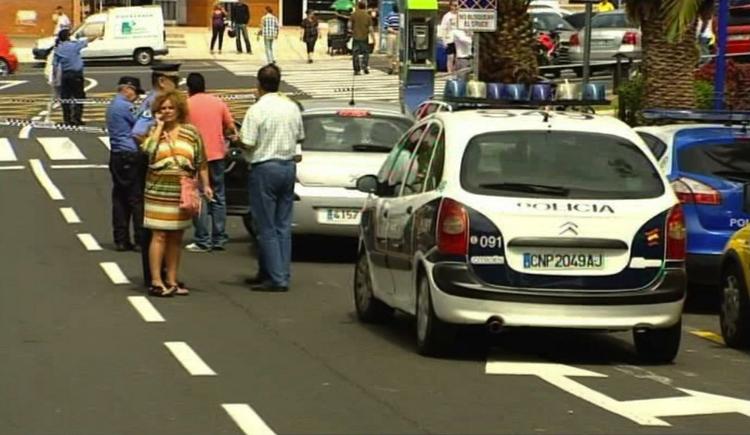 Drabet. Politiet arbejder ved gerningsstedet i Los Cristanos på Tenerife umiddelbart efter forbrydelsen. 