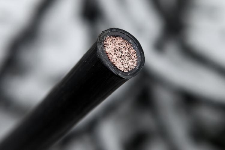Efterstræbt. Kobbertyve har skabt flere problemer for togtrafikken, og i dag er den så gal igen. Banedanmark oplyser, at man i takt med vedligeholdelsen skifter kobberkablerne ud med kabler med kun en smule af det efterstræbte metal. 