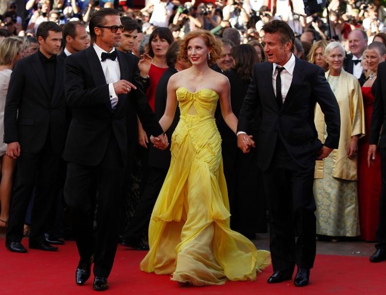 Symfoni. 'The Tree of Life's tre hovedrolleindehavere. Fra venstre Brad Pitt, Jessica Chastain og Sean Penn, som her ankommer til visningen af filmen i Cannes. 