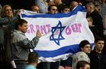 fyret. West Ham-tilhængere viser deres utilfredshed med klubbens israelske træner Avram Grant under kampen mod Wigan. Efter kampen blev træneren da også fyret. 