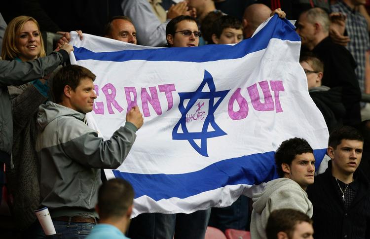 fyret. West Ham-tilhængere viser deres utilfredshed med klubbens israelske træner Avram Grant under kampen mod Wigan. Efter kampen blev træneren da også fyret. 