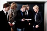 Andreas Rasmussen i midten viser en intelligent grilltang frem i opfinderkonkurrencen i Ingeniørhuset.