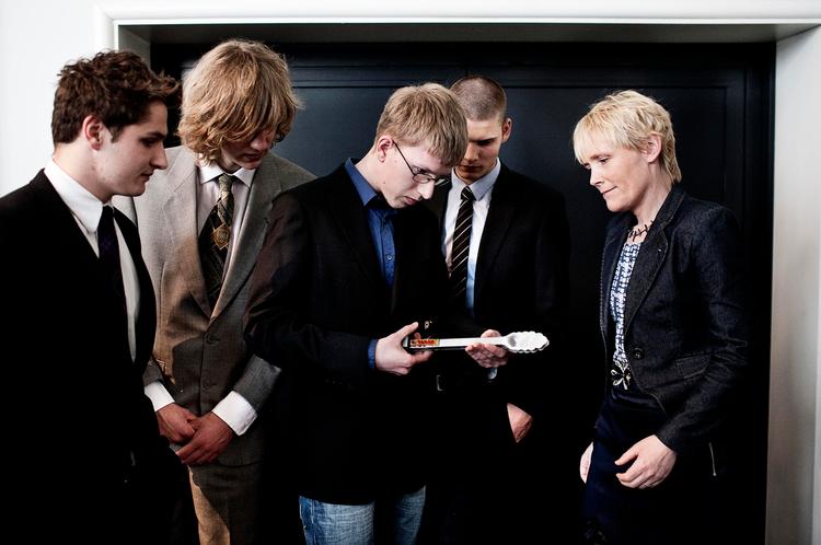 Andreas Rasmussen i midten viser en intelligent grilltang frem i opfinderkonkurrencen i Ingeniørhuset.