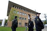Jernring. Politiet bevogter retten i Glostrup med maskinpistoler. 