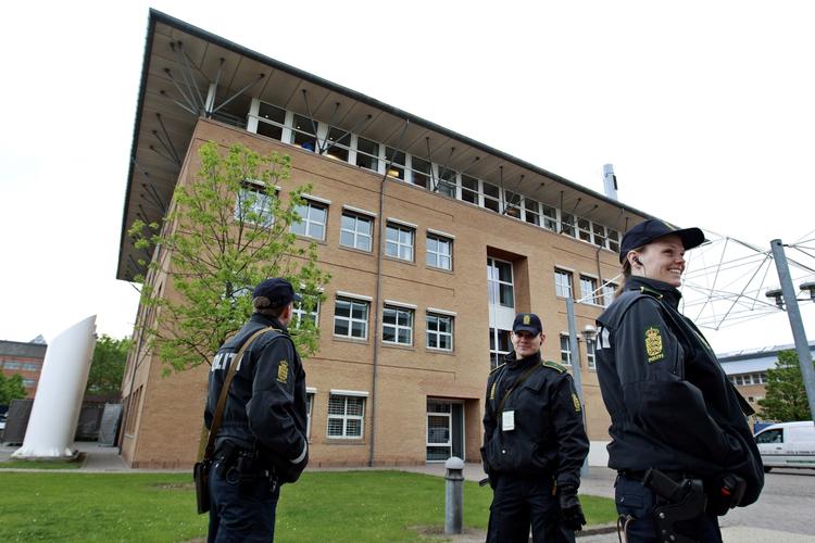 Jernring. Politiet bevogter retten i Glostrup med maskinpistoler. 