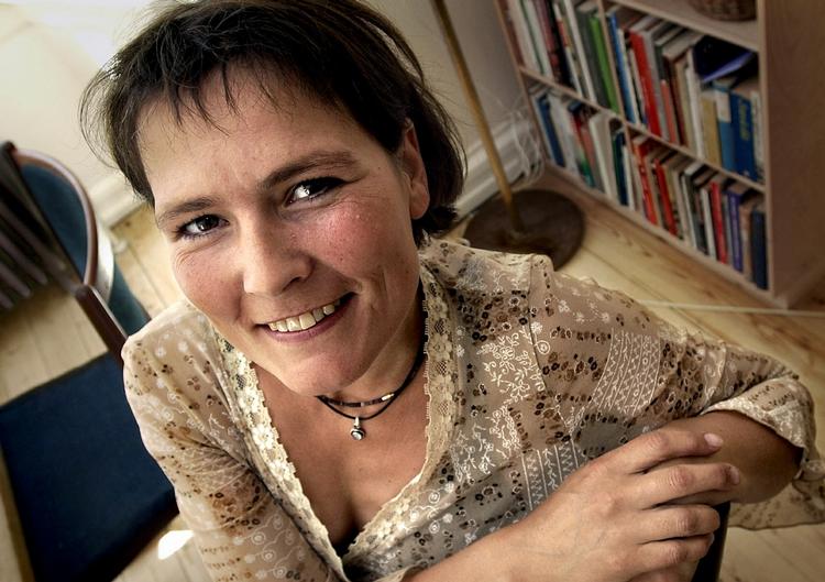 Krise. Trisse Gejl skriver skarpt, underholdende og med et antropologisk blik for livsstil og omgangsformer i sin afdækning af miljøer og portrættet af et menneske, der har rigtig meget, men ikke kan mærke det længere. 