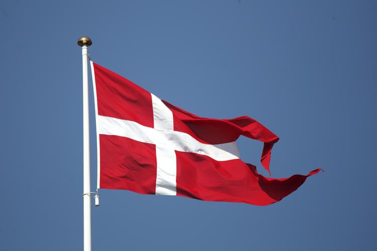 Navlepilleri. »Er verden for stor til, at den omfavnes af en dansk tanke? Er den for skræmmende til at kunne præsenteres uden en dansk vinkel?«, skriver Ole Thyssen. 