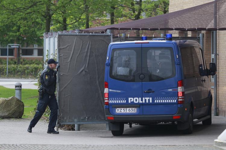 Sluse. De anklagede rockere ankommer hver morgen til retten via en bagindgang. 