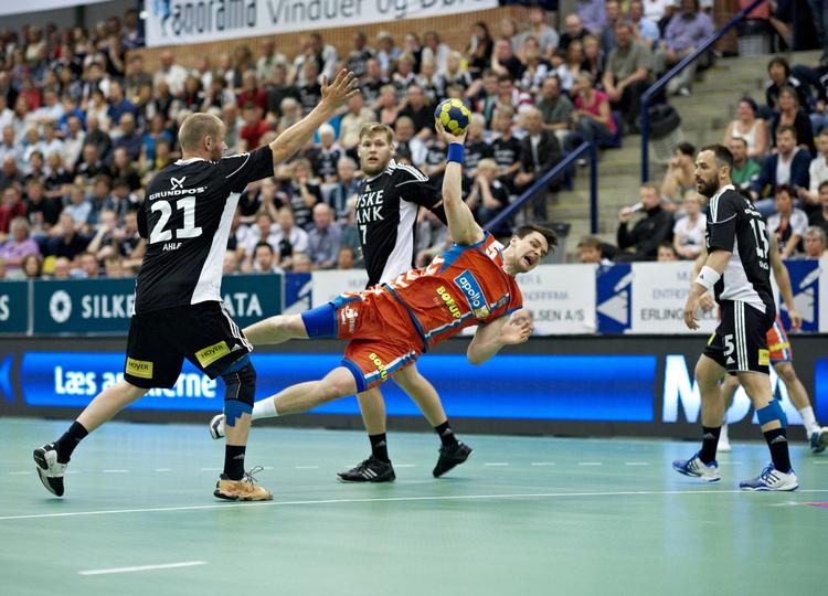 banegulv. Den første finalekamp blev afviklet i Silkeborg, hvor AG København vandt med to mål over BSV. 