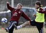 konflikt. Simon Kjær (tv) vil gerne stille op for Danmark til U21-EM, men Wolfsburg vil ikke slippe danskeren. 