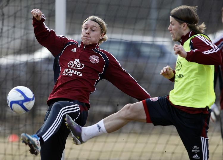 konflikt. Simon Kjær (tv) vil gerne stille op for Danmark til U21-EM, men Wolfsburg vil ikke slippe danskeren. 