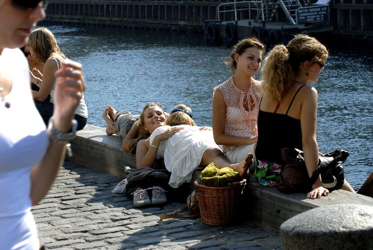 Sommer. Er der for mange turister i Nyhavn? For mange skibe? Eller er Nyhavn lige præcis, som Nyhavn skal være? 