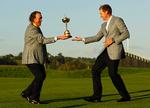 trofæballet. Europas Miguel Angel Jimenez (tv) giver trofæet for sidste års sejr i Ryder Cup videre til holdkammerat Ian Poulter´. 