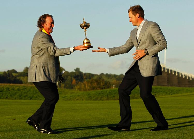 trofæballet. Europas Miguel Angel Jimenez (tv) giver trofæet for sidste års sejr i Ryder Cup videre til holdkammerat Ian Poulter´. 