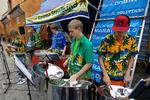 EKSTRANUMMER. Skal disse unge mennesker spille for døve øren, fordi løberne har egen musik i ørerne? 
