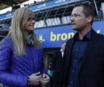 PRISSTIGNING. Lyngbys direktør, Birgit Aaby, der her ses sammen med Brøndbys ditto, Jan Lockhart, mener, at Brøndbys fans selv er ude om, at de skal betale mere end andre fodboldfans for at se fodbold på Lyngby Stadion. 
