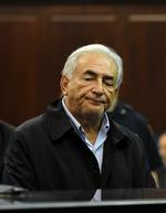 Fængslet. Dominique Strauss-Kahn på anklagebænket i New York. En dommer afviste hans ønske om at blive løsladt mod kaution, og nu sidder han så i et berygtet fængsel. 