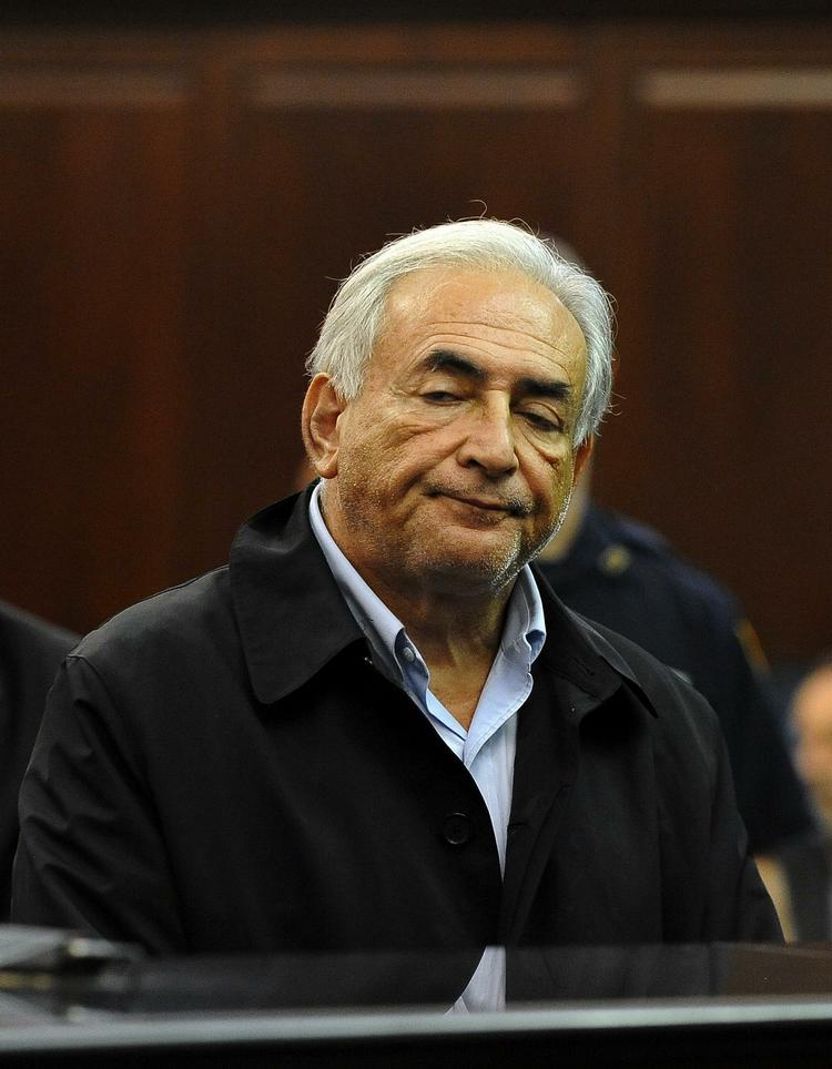 Fængslet. Dominique Strauss-Kahn på anklagebænket i New York. En dommer afviste hans ønske om at blive løsladt mod kaution, og nu sidder han så i et berygtet fængsel. 