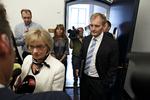 forhandlere. Dansk Folkepartis Pia Kjærsgaard og Peter Skaarup på vej til dagens forhandlinger med regeringen. 