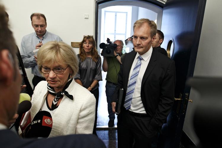 forhandlere. Dansk Folkepartis Pia Kjærsgaard og Peter Skaarup på vej til dagens forhandlinger med regeringen. 