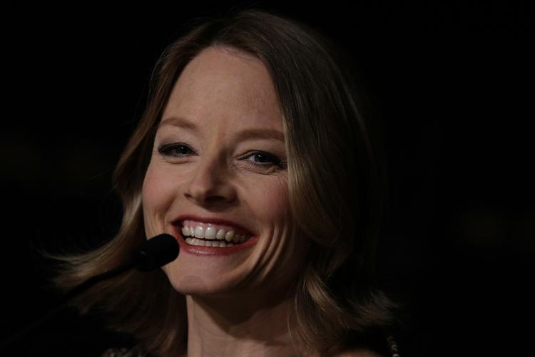 Foster. Den 49-årige Jodie Foster scorede point, da hun indledte dagens pressemøde i Cannes på flydende fransk og kun slog over i engelsk, fordi hun havde fået ordre til det. 