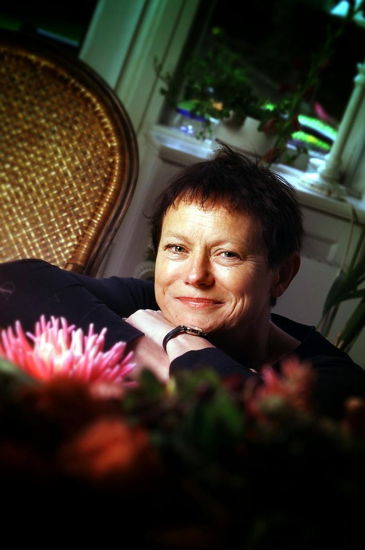 Sygdom. Lisbeth Dahl har fået ondt i halsen, så revymorskaben må vente. 