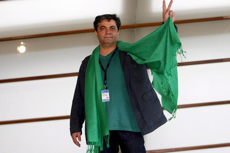 Fri. Den 38-årige filminstruktør Mohammed Rasoulof er ifølge sin advokat blevet sat på fri fod og har fået lov til at forlade Iran. Tavsheden fra instruktøren selv og manglen på nyheder om kollegaen Jafar Panahi, som også bliver æret i Cannes i år, kan hænge sammen med, at udtalelser i offentligheden vil forværre deres sag. 