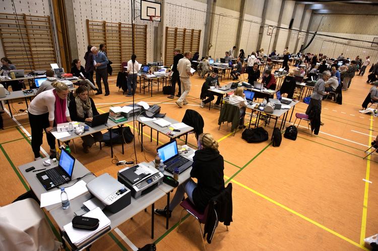 Eksamen. »Det er naturligvis ikke tilladt at forlade salen under prøven uden særlig tilladelse og fulgt af en 'vagt'. Medmindre man er ryger«, skriver gymnasieelev. 