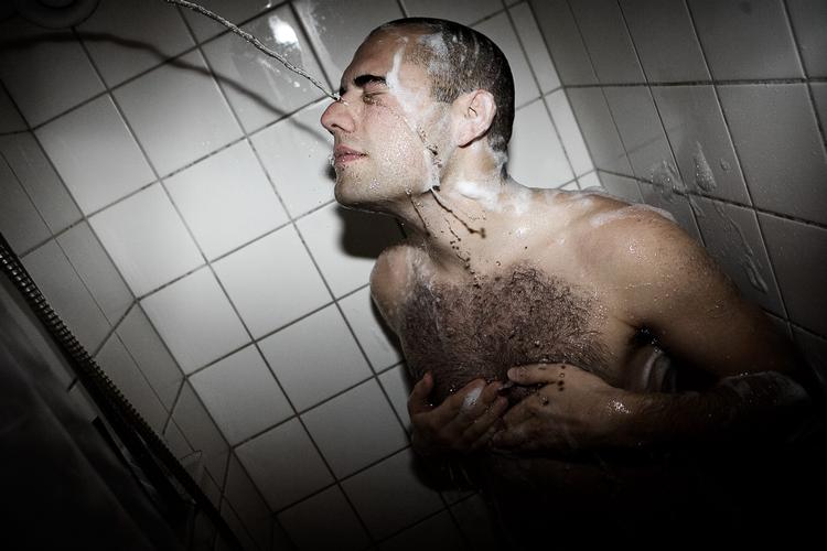 privat. Flere fitnesskæder har forbudt al form for barbering efter et stigende antal gæster er begyndt at intimbarbere sig under bruseren. (modelfoto) 