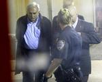 Anholdt. Dominique Strauss-Kahn på vej til retten på Manhattan i New York. 