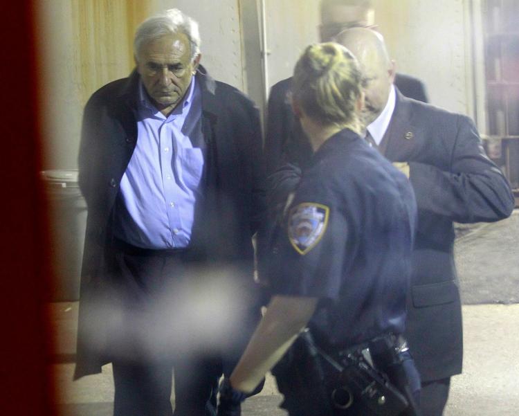 Anholdt. Dominique Strauss-Kahn på vej til retten på Manhattan i New York. 
