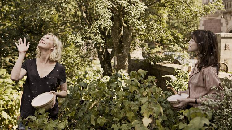 Flot. De to søstre i 'Melancholia' spillet af Kirsten Dunst og Charlotte Gainsbourg har hver deres vanskeligheder at kæmpe med. Ved første pressevisning i Cannes havde en del anmeldere også svært ved at finde ud af, hvad de mener om filmen, men flere spår den absolut palmechancer. 