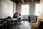 helle. Der er lidt 'loftsværelsesstemning' over Cafeen i Poesiens Hus: Her kan man finde et helle af fred og ro fra den travle Gothersgade udenfor.