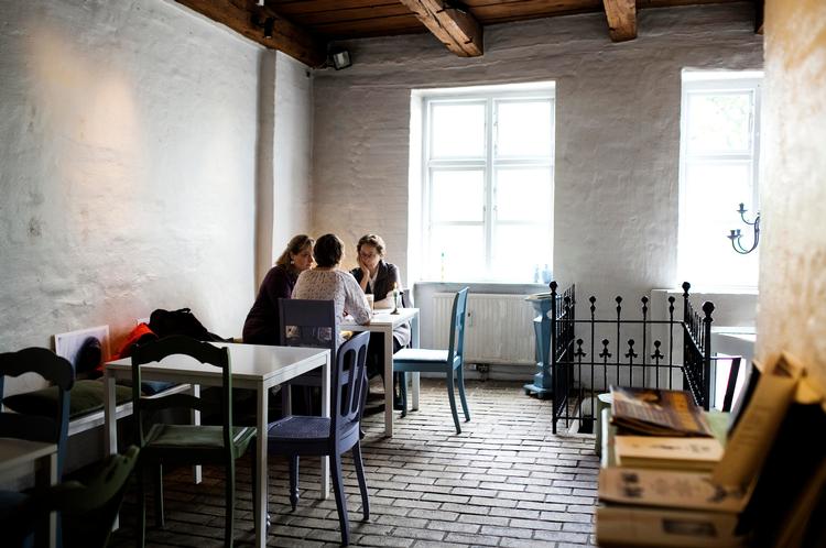 helle. Der er lidt 'loftsværelsesstemning' over Cafeen i Poesiens Hus: Her kan man finde et helle af fred og ro fra den travle Gothersgade udenfor.