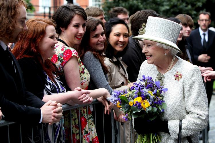 Den britiske dronning Elizabeth er på besøg i Irland. 