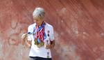 Hædersbevisning. Ved målstregen på Islands Brygge står Ruth Hedegård klar med medaljerne. Hvis helbredet havde tilladt det, ville hun allerhelst have været med på startlinjen. Men ved at stå i mål kan hun stadig holde kontakten med sine klubkammerater og maratonstemningen. 