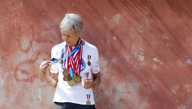 Hædersbevisning. Ved målstregen på Islands Brygge står Ruth Hedegård klar med medaljerne. Hvis helbredet havde tilladt det, ville hun allerhelst have været med på startlinjen. Men ved at stå i mål kan hun stadig holde kontakten med sine klubkammerater og maratonstemningen. 