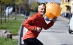 Skifteholdsarbejde. Fartholderne fra Sparta løber kun en halv maraton, for at de kan have overskud til at hjælpe deltagerne hele vejen gennem ruten. Derfor står friske kræfter parat med balloner ved 21,1 km, som ifølge den officielle opmåling er lige ved Sønder Boulevard 88 på Vesterbro. 