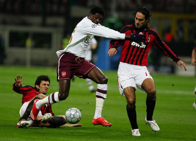 legende. Alessandro Nesta (th) har været en fantastisk forsvarer for Italien og Milan i mange år. Selv i karrierens efterår, har italienerens overblik og rutine gjort ham til en vigtig brik i Milans bagerste rækker. 