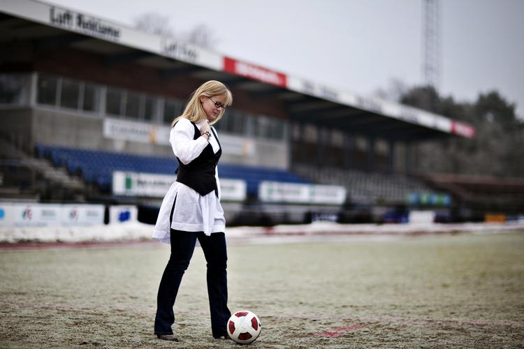 ord-krig. Sportsdirektør i Lyngby Boldklub, Birgit Aaby, forstår ikke, hvad Brøndby-fans har at gøre på Lyngby Stadion om natten. Men nu har klubben ansat nattevagter. 